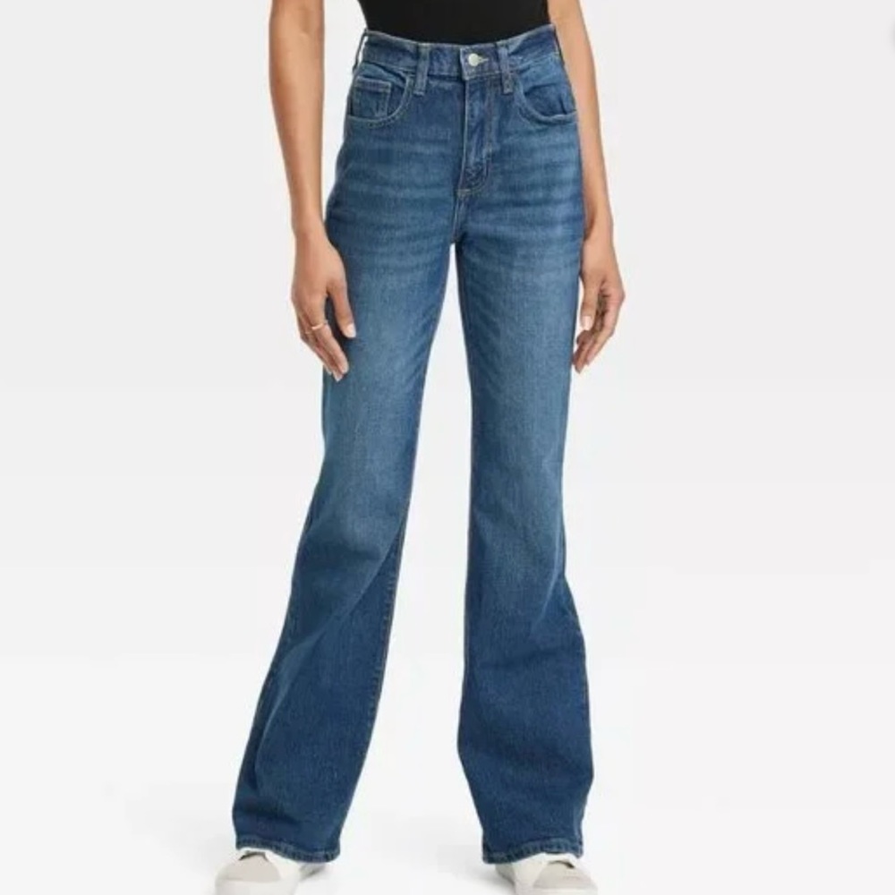 Universal Thread Women’s High-Rise Flare 5-Pocket Jeans Medium Wash Short